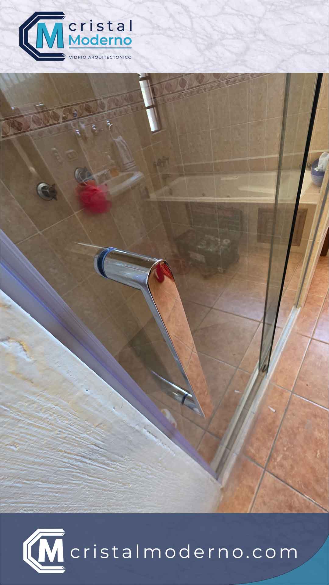 Detalle de jalador para puerta corrediza de ducha
