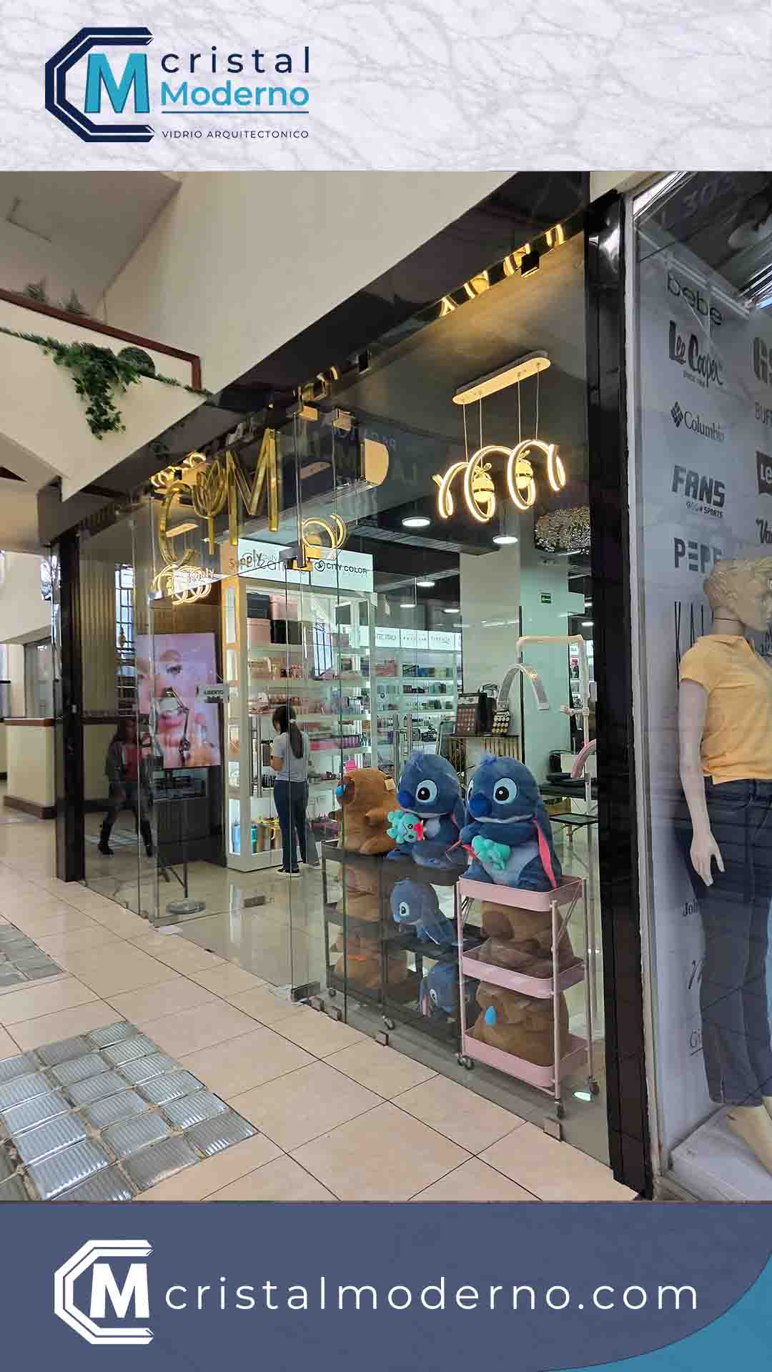 Fachada comercial con puerta abatible