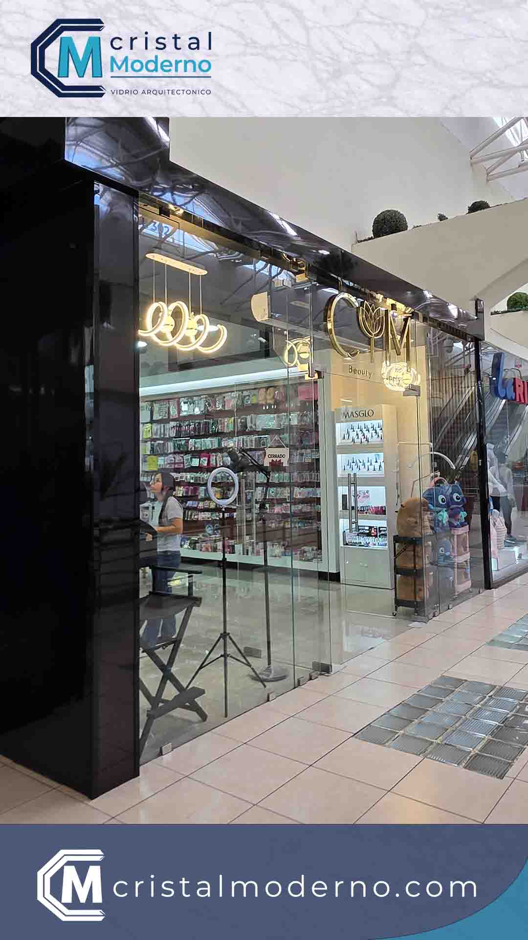 Fachada en vidrio con puerta abatible